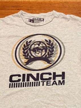Cinch Men's Short Sleeve Logo Tee in Light Gray with Navy & Gold Print